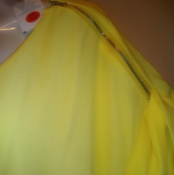 🌞💛 Flowy sunny yellow top with zipper accents on shoulders. 🌞💛 - Picture 2 of 8